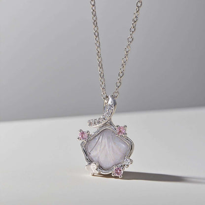 Elegant Shell Pendant Necklace for Women.